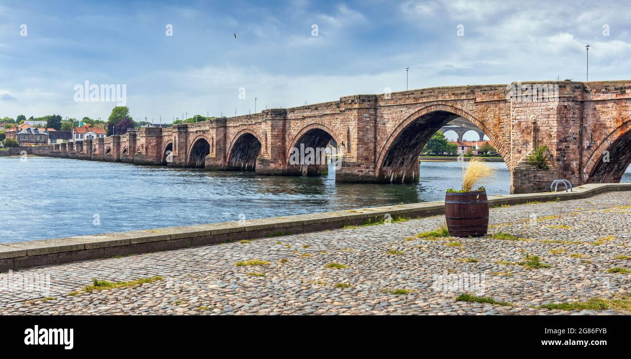 Berwick Bridge (Ponte Vecchio), costruito nel 1634, il più antico dei tre ponti che attraversano il fiume Tweed a Berwick-upon-Tweed, Northumberland, Inghilterra, Regno Unito Foto Stock