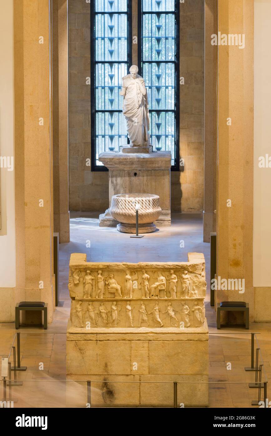 Il Tribune, originariamente scoperto nel Santuario di Eshmun, in mostra nel Museo Nazionale di Beirut, Beirut, Libano Foto Stock