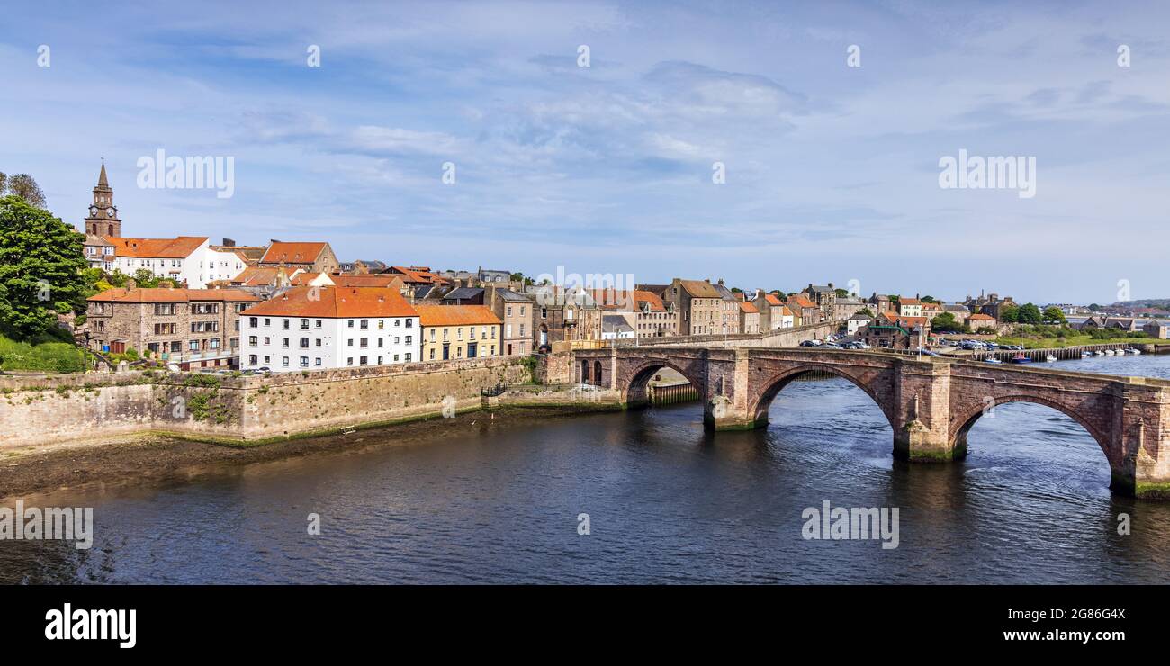 Berwick Bridge (Ponte Vecchio), costruito nel 1634, il più antico dei tre ponti che attraversano il fiume Tweed a Berwick-upon-Tweed, Northumberland, Inghilterra, Regno Unito Foto Stock