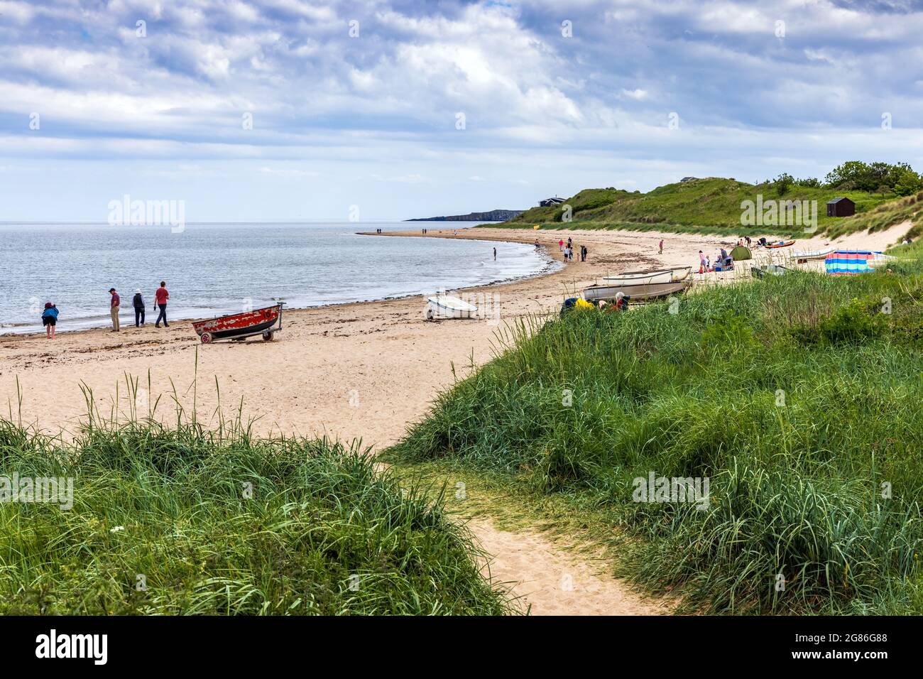 La spiaggia di Low Newton-on-the-Sea sulla costa del Northumberland, Inghilterra Foto Stock