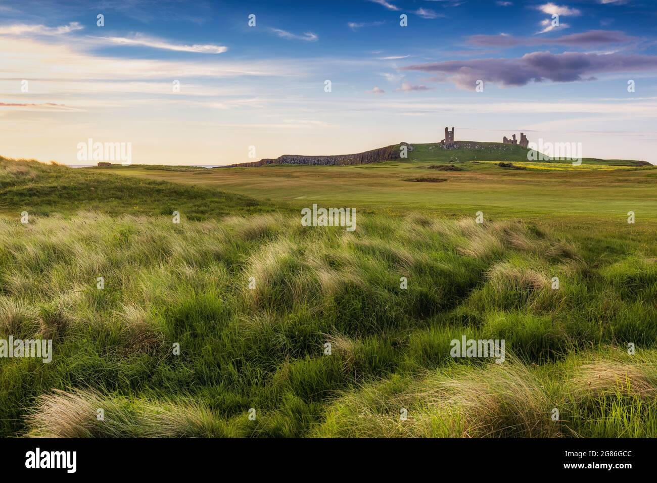 Una vista di mattina presto del Castello di Dunstanburgh in Northumberland, Inghilterra, Regno Unito Foto Stock