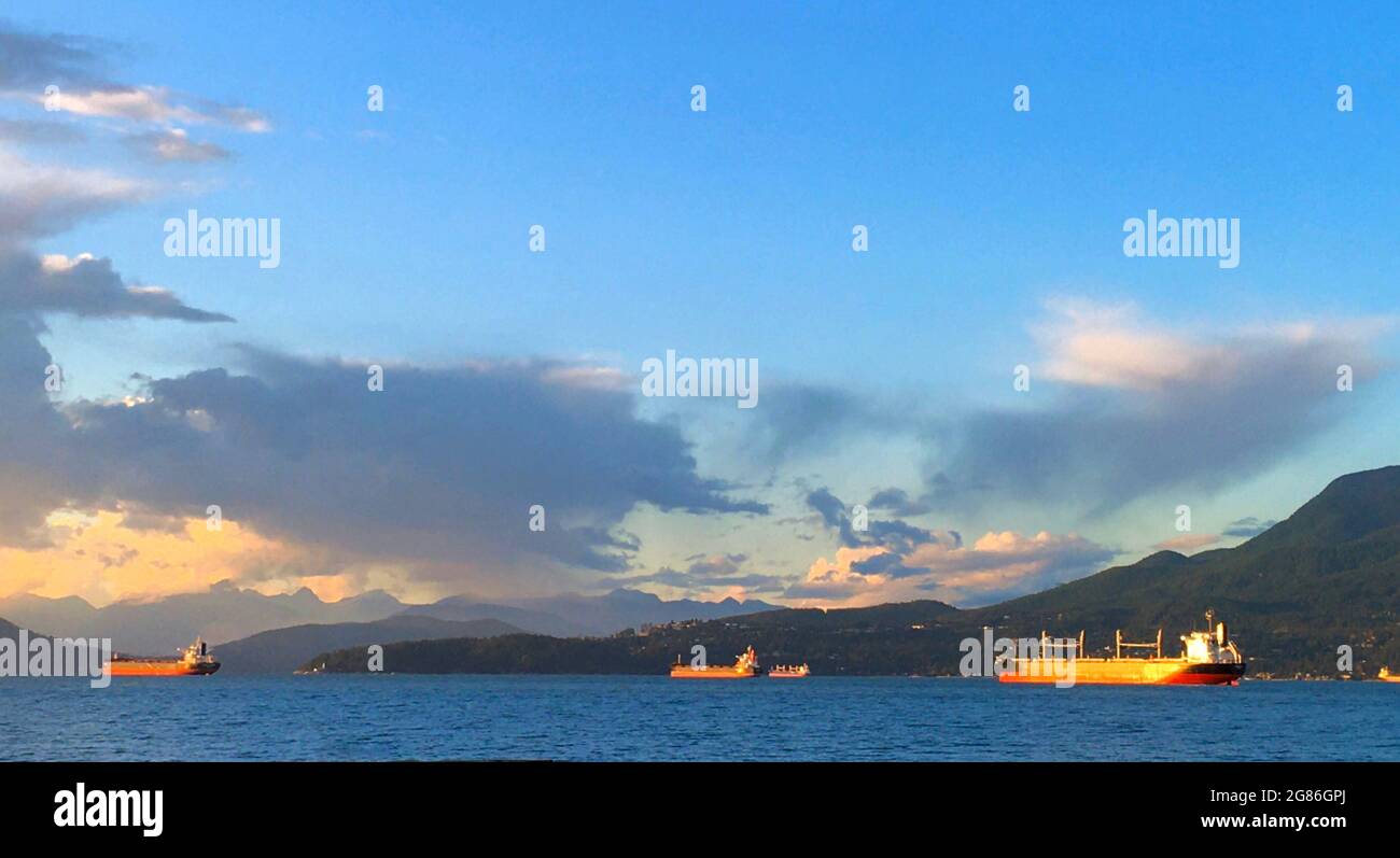 Tre navi da carico si sono spostate nella English Bay, Vancouver Foto Stock