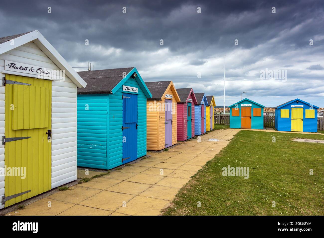 La spiaggia colorata si affaccia sulla costa del Northumberland, Inghilterra, Regno Unito. Foto Stock