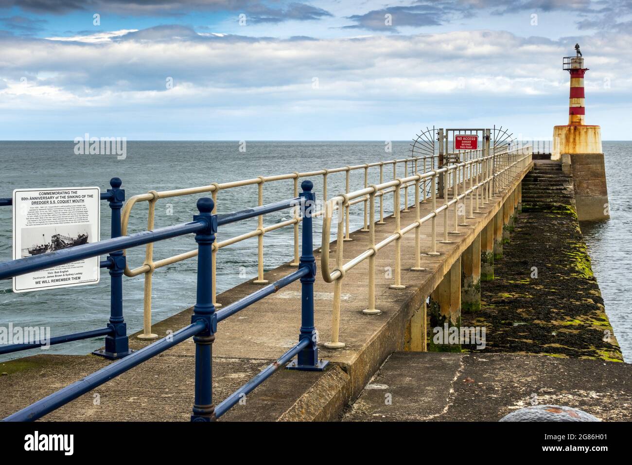 Faro all'ingresso di Tamble Harbour alla fine del molo sud di Tamble, Northumberland, Inghilterra, Regno Unito Foto Stock