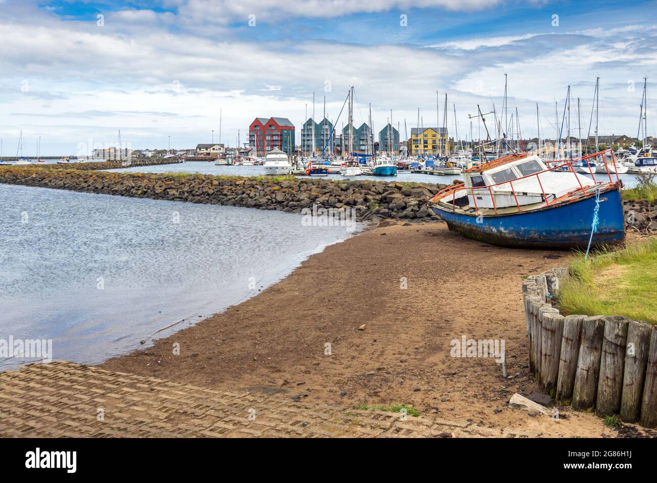 Una vecchia barca ormeggiata vicino a Tamble Marina, Tamble, Northumberland, Inghilterra, Regno Unito Foto Stock