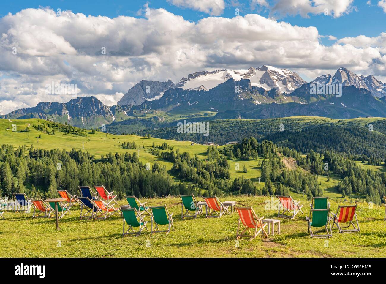 Splendido paesaggio dell'Altopiano Pralongia nelle Dolomiti dell'alta Badia con la splendida vetta del Sasso die Santa Cruce, del Tirolo del Sud e del Trentino Foto Stock