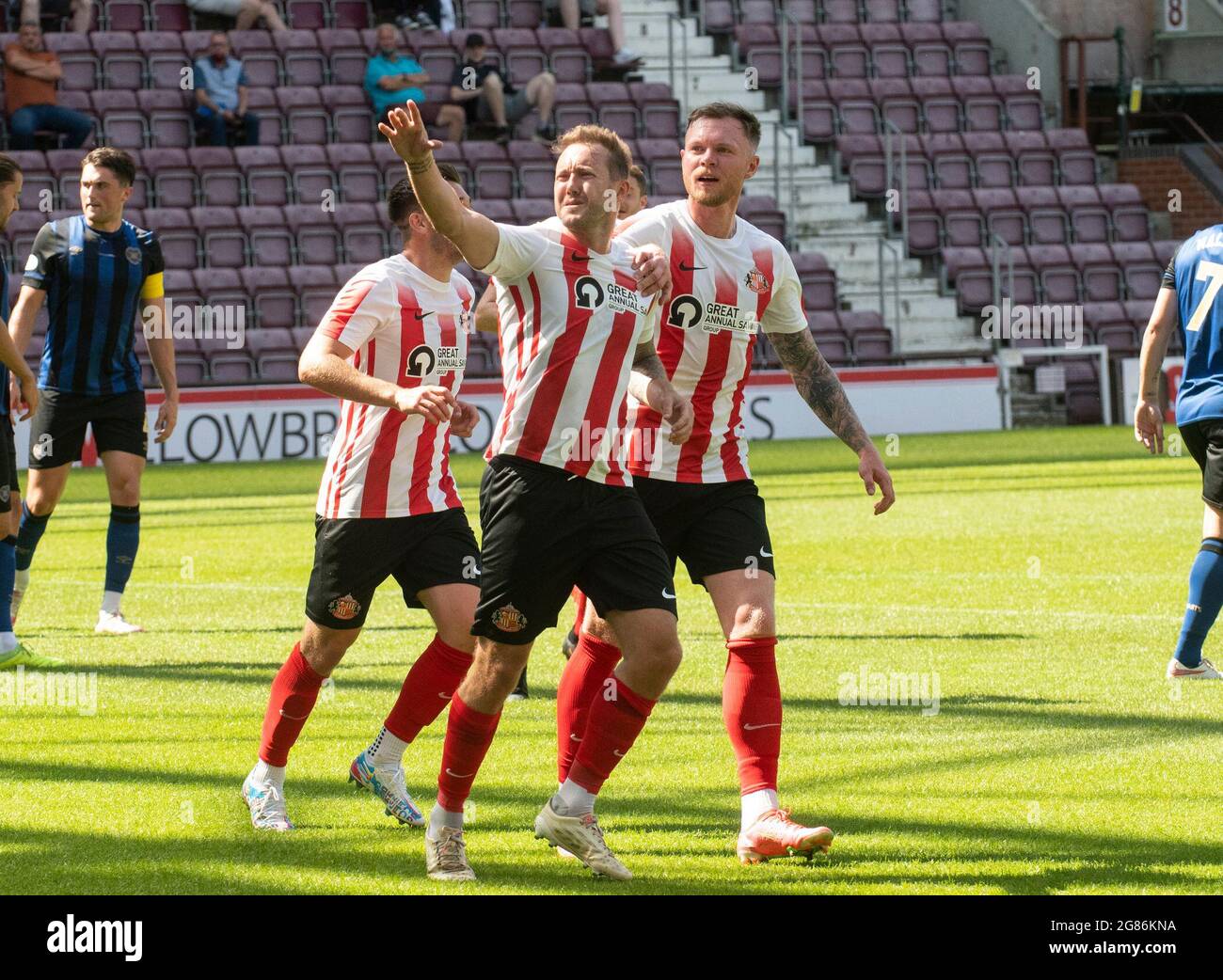 Edimburgo, Regno Unito. 17 luglio 2021. Pre stagione amichevole - cuore di Midlothian / Sunderland AFC. Tynecastle Park, Edimburgo, Midlothian, Regno Unito. 23 gennaio 2021. I cuori ospitano la English League 1 Side, Sunderland, in una pre-stagione amichevole al Tynecastle Park, Edimburgo. PIC mostra: Il centrocampista di Sunderland, Aiden McGeady, gesticulates al supporto domestico dopo aver messo i visitatori davanti 1-0 dal punto di penalità. Credit: Ian Jacobs/Alamy Live News Credit: Ian Jacobs/Alamy Live News Foto Stock