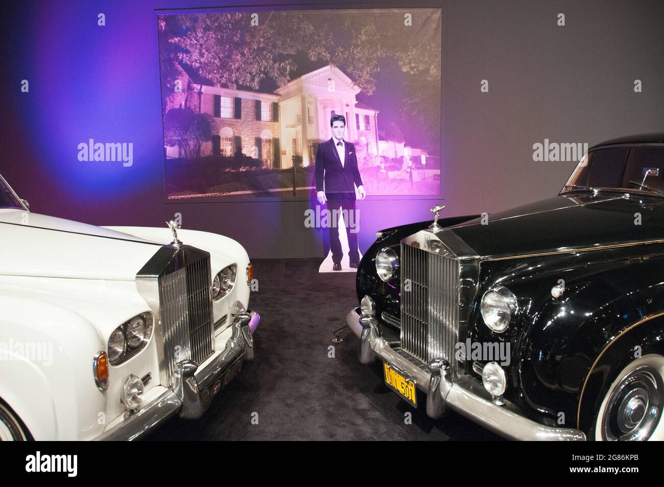 Due dei Rolls Royces di Elvis Presley a Graceland, Memphis, Tennessee Foto Stock