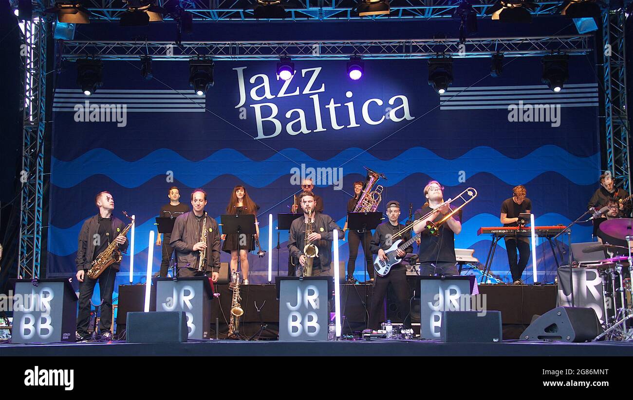 25 giugno 2021, Schleswig-Holstein, Timmendorfer Strand: The Jazzrausch Bigband è una band di Monaco che dal 2014 fa musica di tutti i generi. Foto: Lutz Knauth/dpa-Zentralbild/ZB Foto Stock