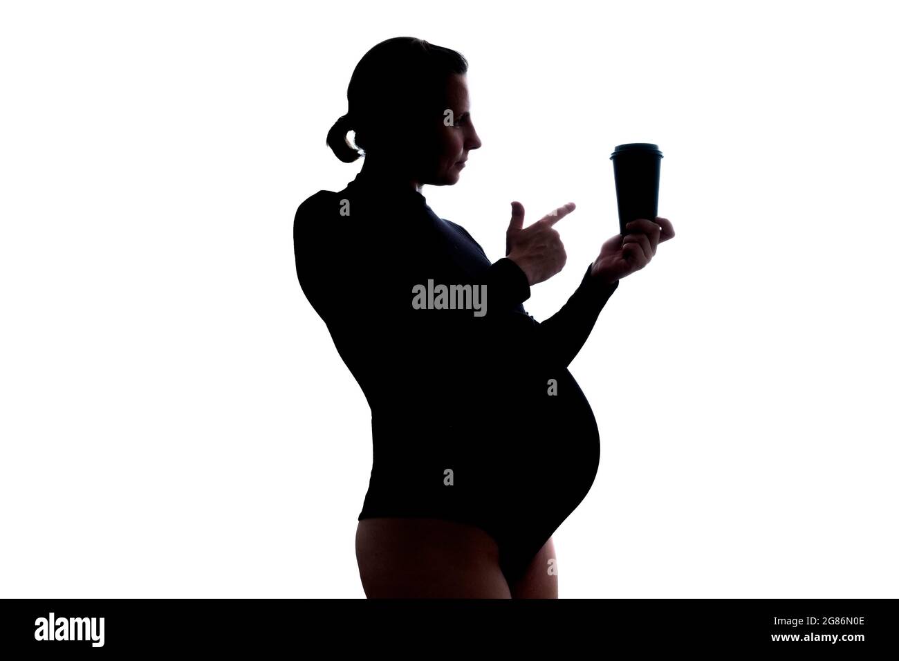 Donna incinta con tazza di caffè. Vista laterale Foto Stock