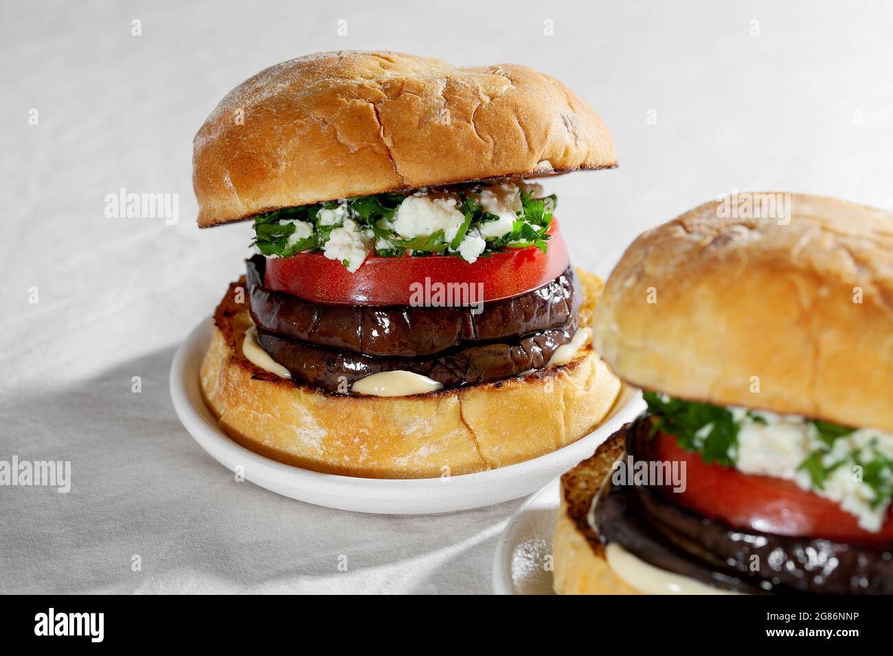 Primo piano di hamburger sandwich di melanzane con formaggio feta e coriandolo. Concetto di cibo basato su piante Foto Stock