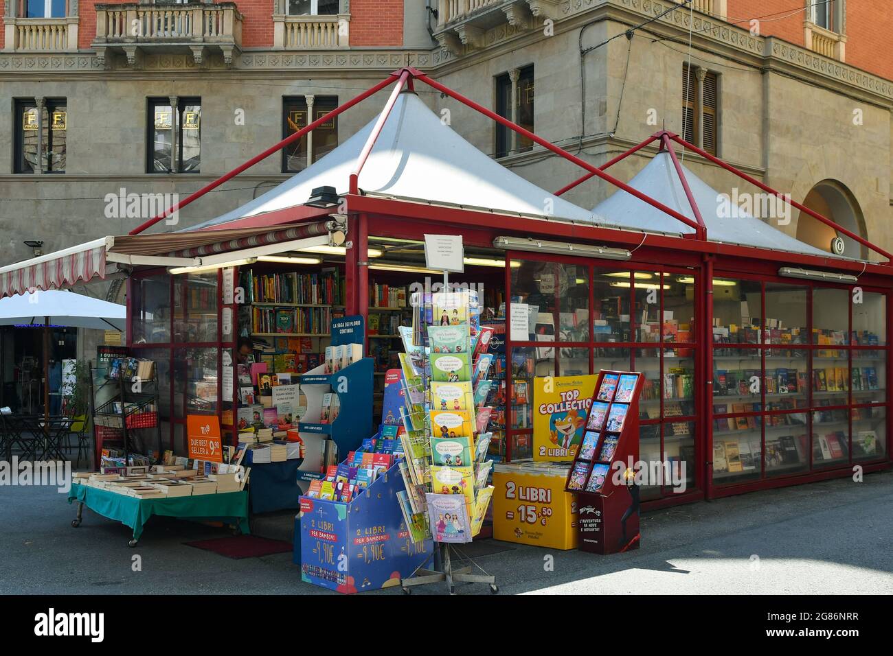Un chiosco libreria in Via XX Settembre nel centro di Genova, Liguria,  Italia Foto stock - Alamy