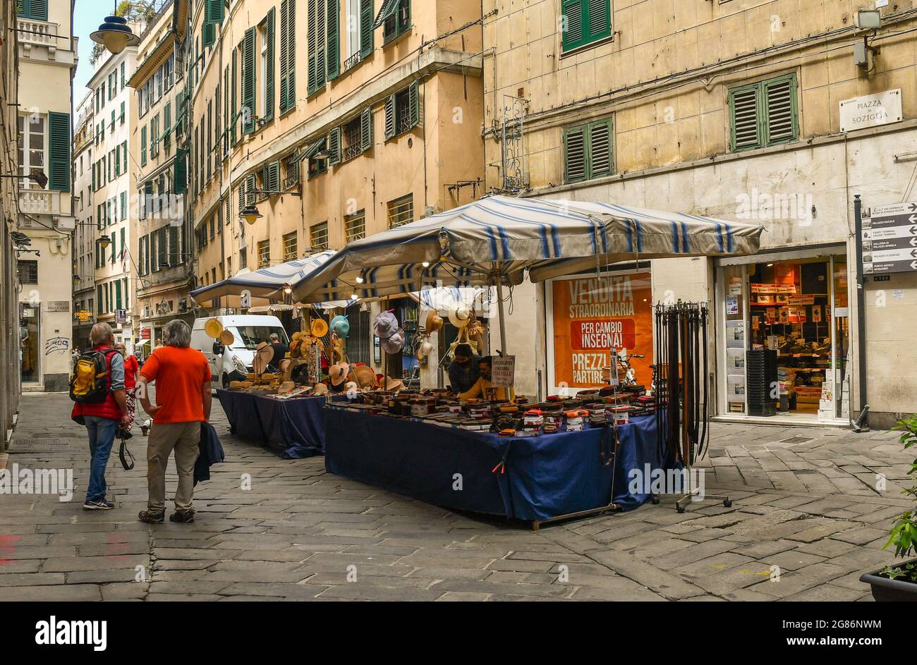Mercato di strada in Piazza di Soziglia nel centro storico con bancarelle  che vendono cappelli in vimini e accessori in pelle in estate, Genova,  Liguria, Italia Foto stock - Alamy