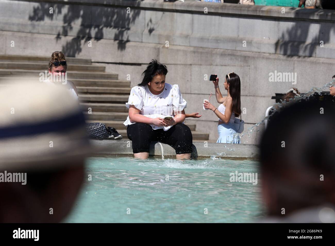 Londra, Inghilterra, Regno Unito. 17 luglio 2021. La gente cerca di rinfrescarsi dentro e intorno alla fontana di Trafalgar Square mentre Londra vede uno dei giorni più caldi dell'anno finora dopo le settimane piovose e nuvolose in giugno e luglio. (Credit Image: © Tayfun Salci/ZUMA Press Wire) Foto Stock