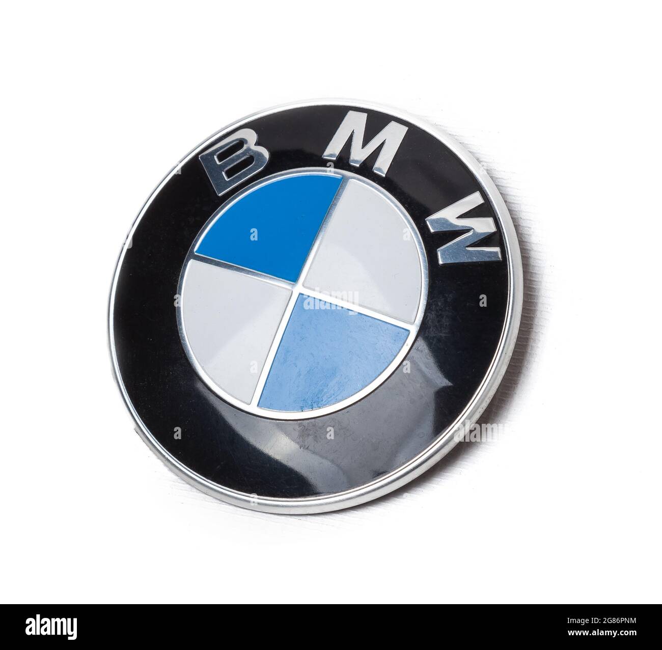 Novosibirsk, Russia - 07. 15. 21: Badge BMW su sfondo bianco, primo piano. Foto Stock