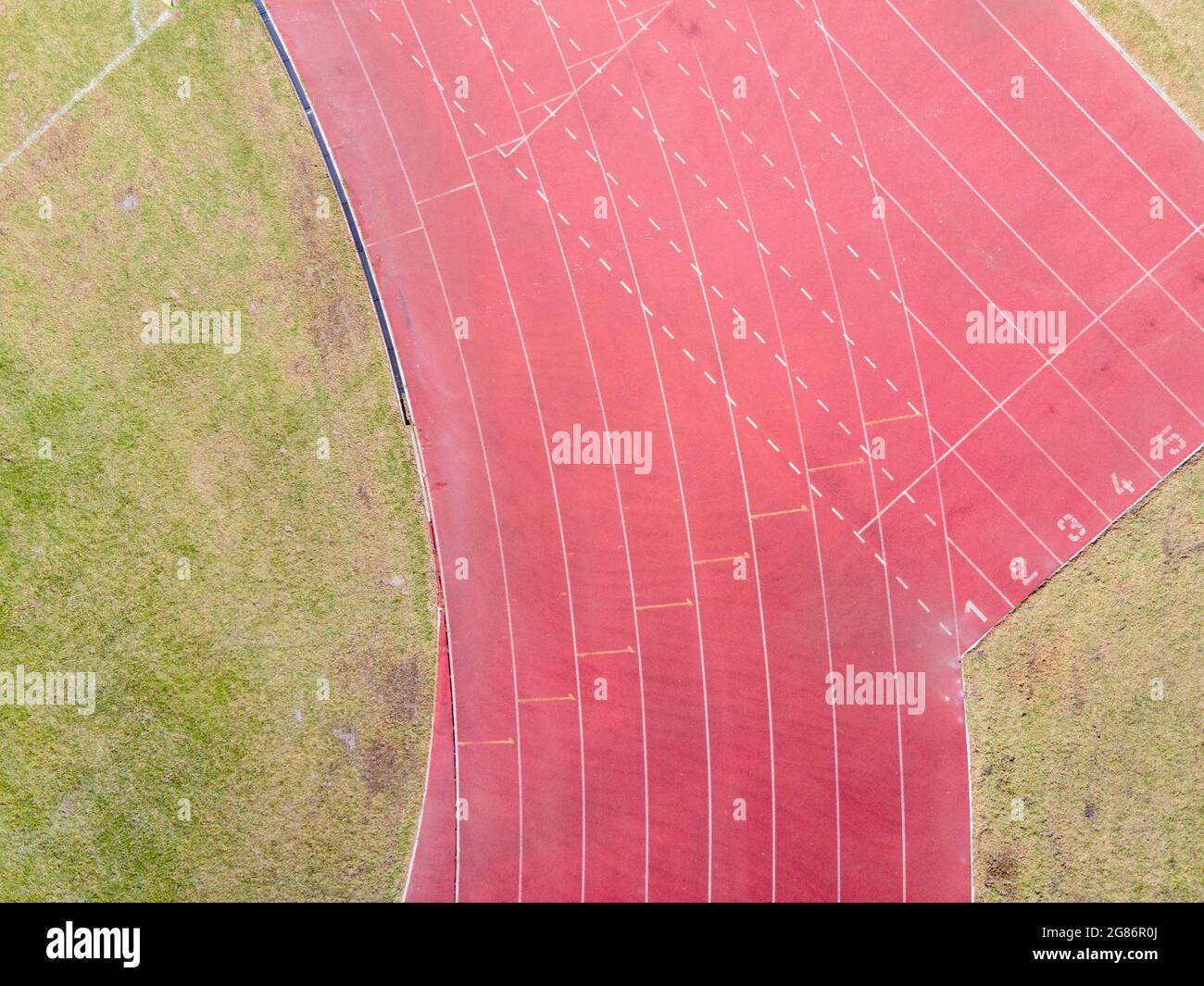 Vista drone della pista da corsa con campo di erba Foto Stock