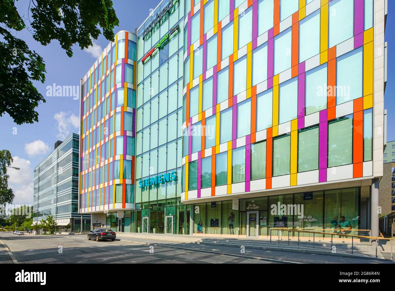 Colorato edificio di uffici vicino a Dalvägen, un quartiere a Solna, a nord di Stoccolma, Svezia. Foto Stock