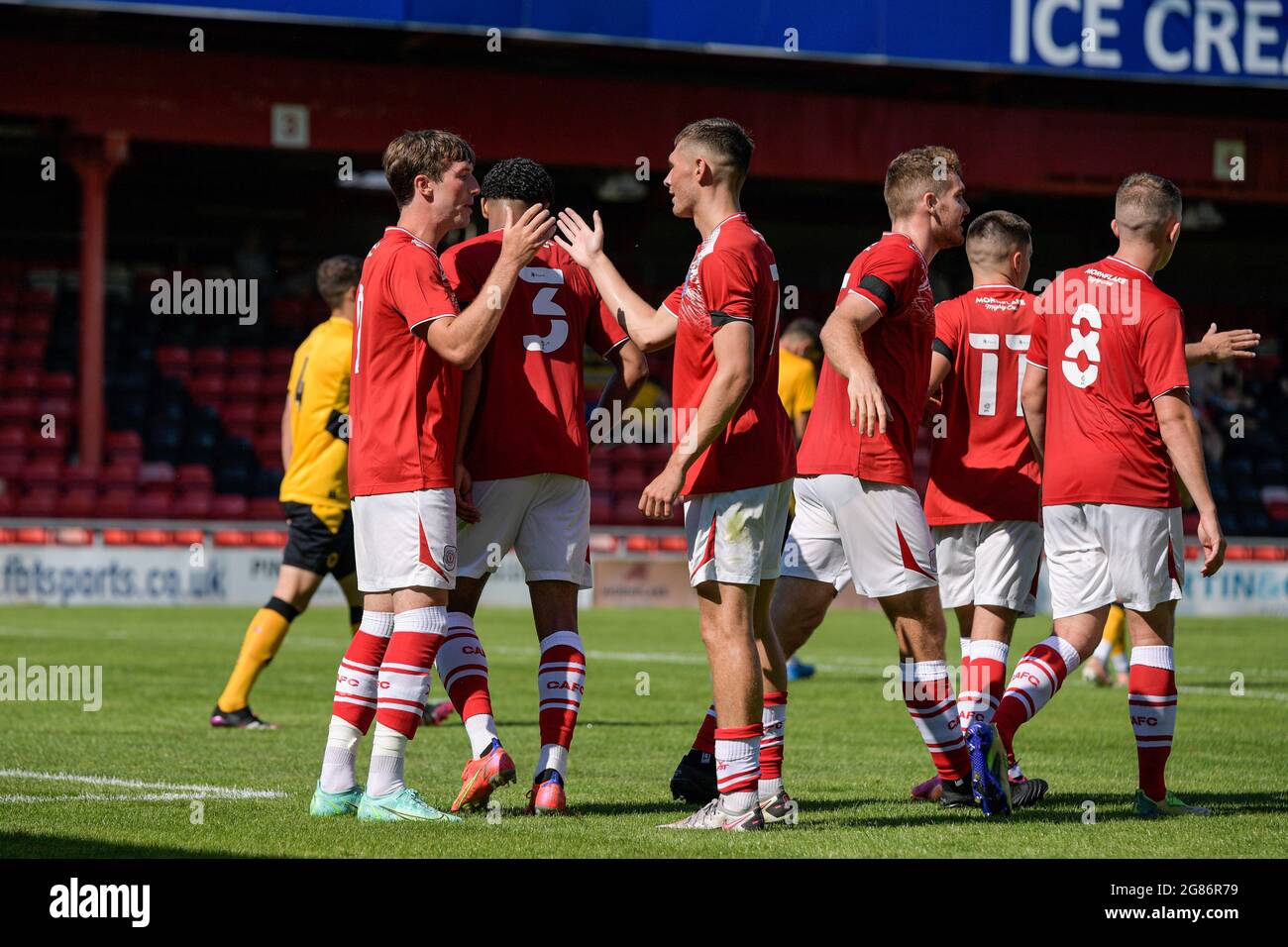 Christopher Long n.9 di Crewe Alexandra festeggia il raggiungimento di un obiettivo con i suoi compagni di squadra per renderlo 1-0 Foto Stock