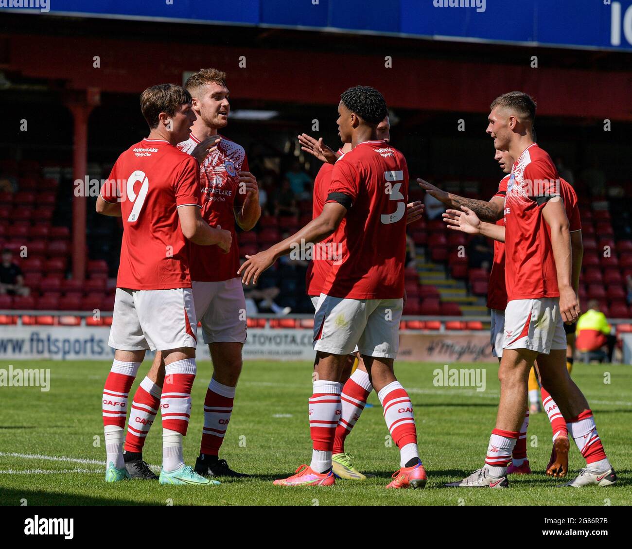 Christopher Long n.9 di Crewe Alexandra festeggia il raggiungimento di un obiettivo con i suoi compagni di squadra per renderlo 1-0 Foto Stock