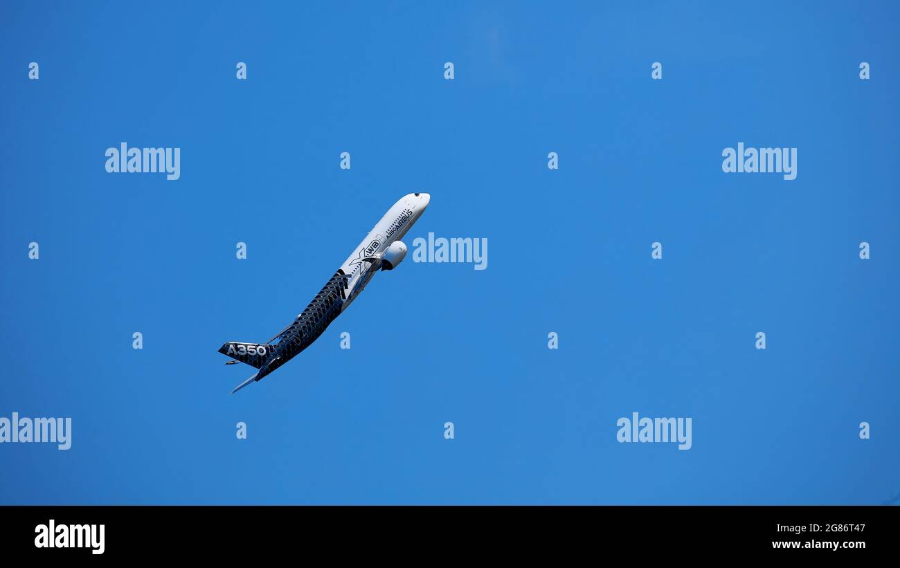 AIRBUS A350 XWB. Volo dimostrativo di Modern Airliner sull'airshow MAKS 2019. ZHUKOVSKY, RUSSIA, 30 AGOSTO 2019 Foto Stock