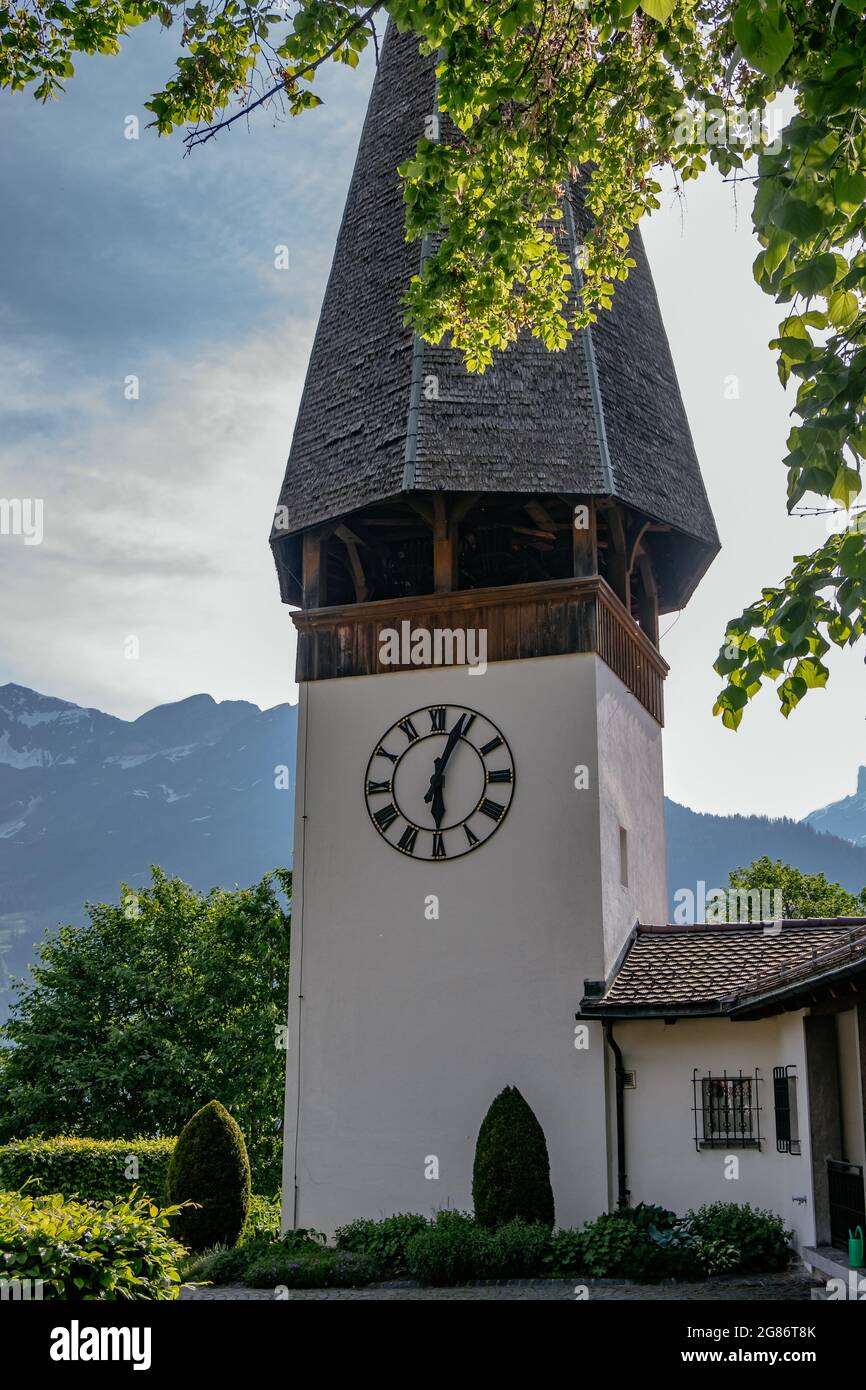 Piccola Chiesa pittoresca con una guglia alto e un orologio enorme -  Jungfrau Regione, Wengen, Svizzera Foto stock - Alamy