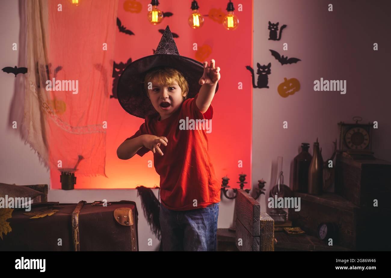 Abiti e costumi di Halloween e cappelli di strega. Sfondo di Halloween. Volti horror. Sfondo decorato per Halloween. Felicissimo halloween Foto Stock