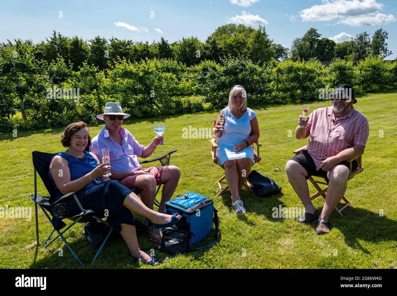 Haddington, East Lothian, Scozia, Regno Unito, 17 luglio 2021. L'arpista celtica Ailie Robertson suona al giardino murato di Amisfield: Un concerto socialmente distanziato si svolge nel giardino murato gestito da volontari. Ailie Robertson è un premiato compositore e performer che suona musica tradizionale e contemporanea arpa Foto Stock