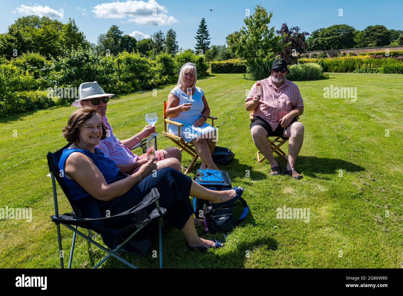 Haddington, East Lothian, Scozia, Regno Unito, 17 luglio 2021. L'arpista celtica Ailie Robertson suona al giardino murato di Amisfield: Un concerto socialmente distanziato si svolge nel giardino murato gestito da volontari. Ailie Robertson è un premiato compositore e performer che suona musica tradizionale e contemporanea arpa Foto Stock