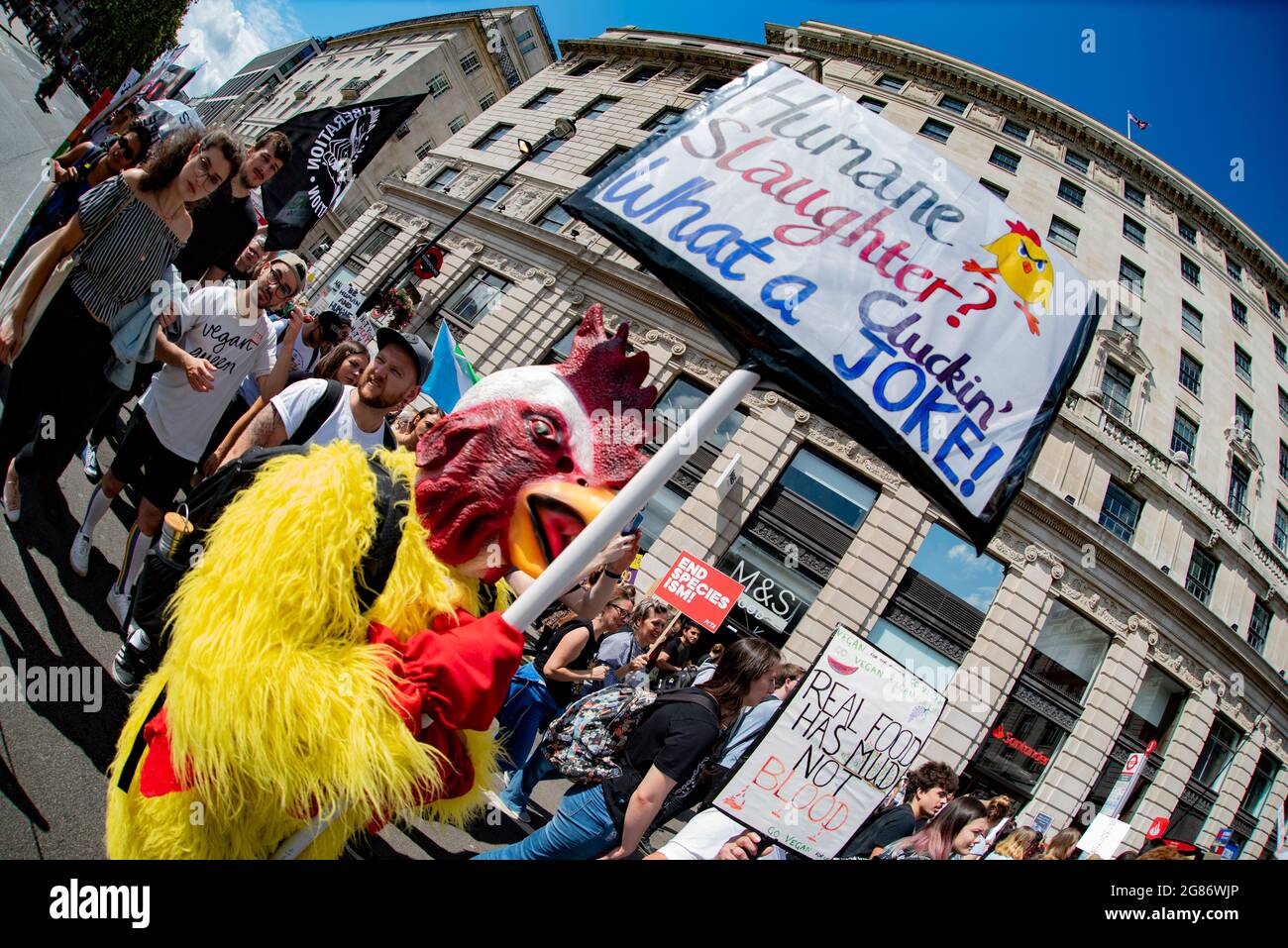 The Official Animal Rights March London 2019 - Humane Slaughter, che scherzo attivisti di cluckin che marciavano per Londra sui diritti ufficiali degli animali Foto Stock