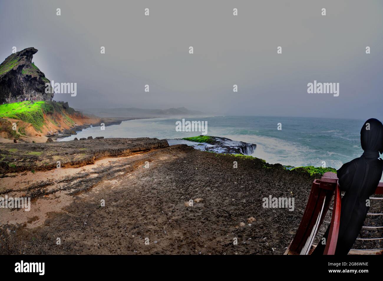 Orizzontale. Spiaggia rocciosa nel sud di Oman, Salalah, Medio Oriente Foto Stock
