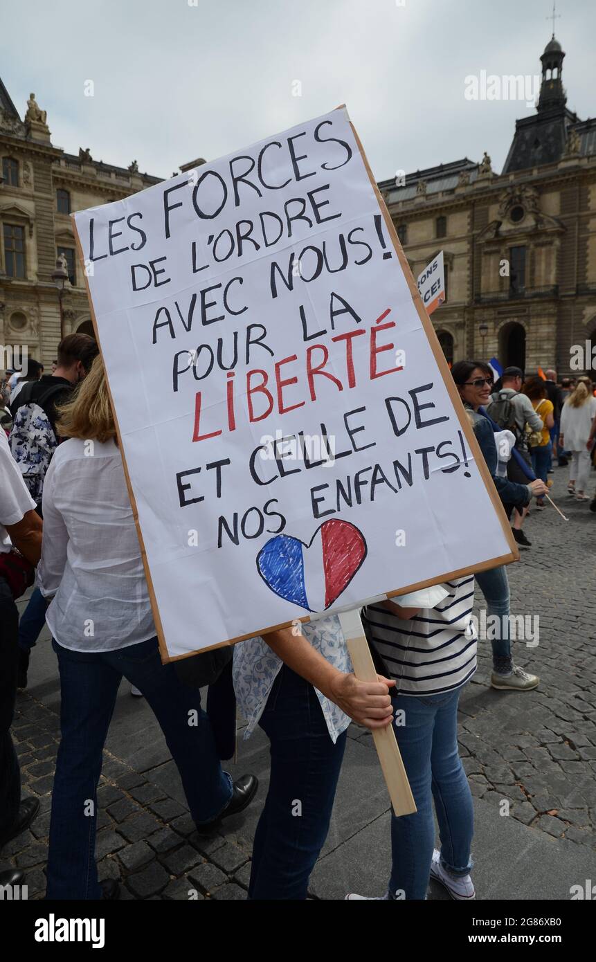 Diverse migliaia di persone si sono riunite a Parigi su invito di "les patriotes" e "debout la France", contro il passaporto sanitario e la vaccinazione obbligatoria Foto Stock