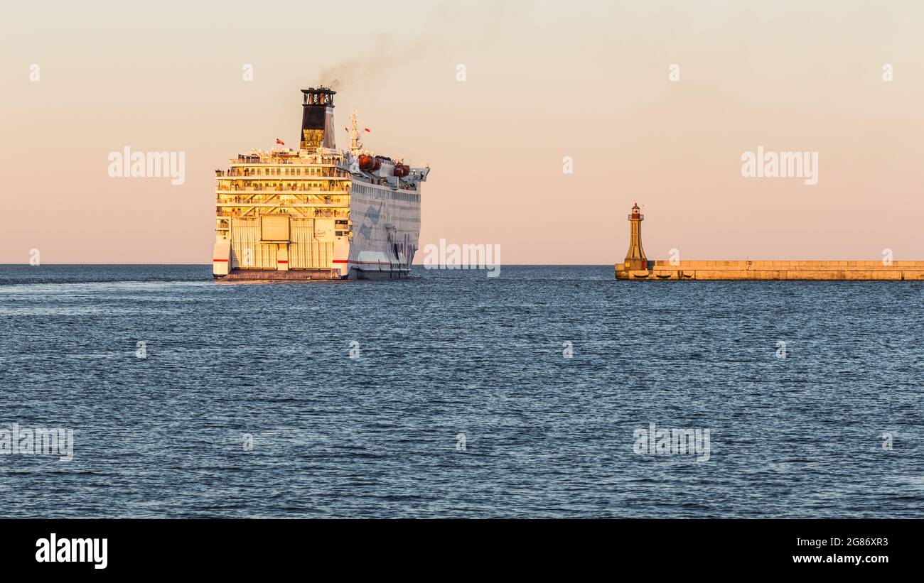 Gdynia, Polonia - 22 aprile 2016: Traghetti Stena Line che partono dal porto di Gdynia al tramonto. Polonia. Europa. Crociera a Karlskrona. Foto Stock