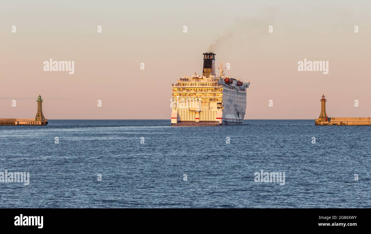 Gdynia, Polonia - 22 aprile 2016: Traghetti Stena Line che partono dal porto di Gdynia al tramonto. Polonia. Europa. Crociera a Karlskrona. Foto Stock