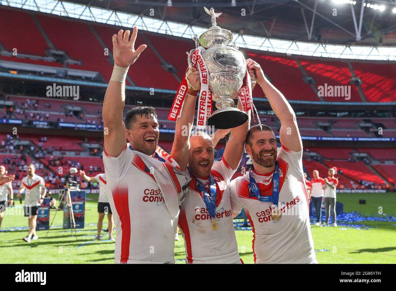 James Roby (9), Kyle Amor (16) e Louie McCarthy-Scarsbrook (15) di St Helens festeggiano con la coppa Foto Stock