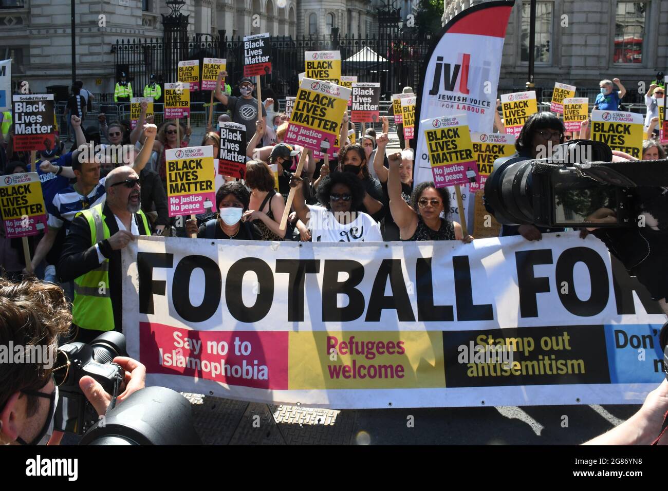Londra, Regno Unito. 17 luglio 2021. Gli attivisti anti razzismo si riuniscono fuori Downing Street per prendere il ginocchio a sostegno dei giocatori di calcio inglesi che hanno subito abusi razziali dopo la finale dell'Euro il 17 luglio 2021, Londra, Regno Unito. Credit: Picture Capital/Alamy Live News Foto Stock