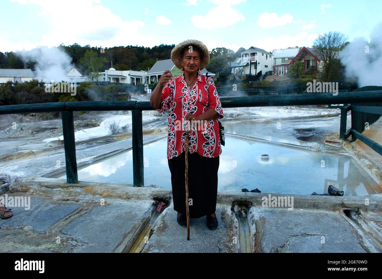 Maori woman tour guide nel villaggio termale Whakarewarewarewa Maori Village, Rotorua, Isola del Nord, Nuova Zelanda. guida turistica indigena Foto Stock
