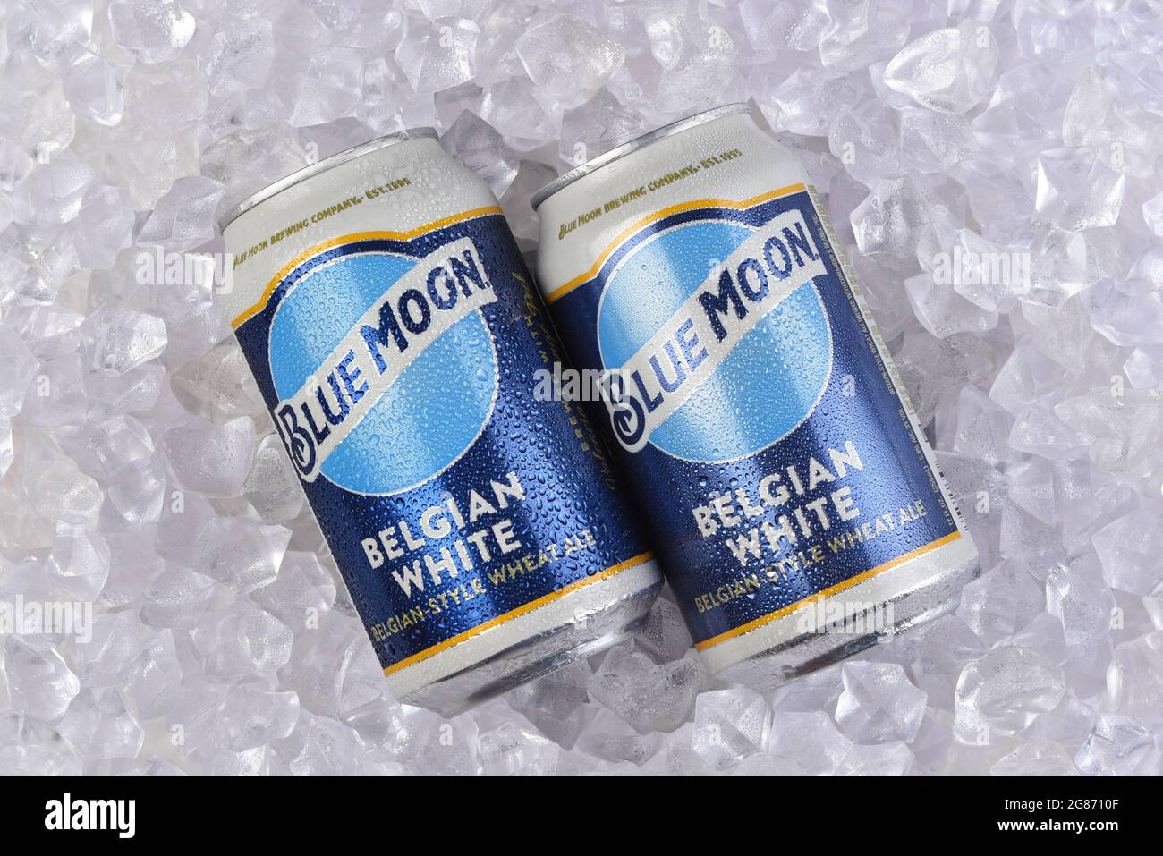 IRIVNE, CALIFORNIA - 17 LUG 2021: Due lattine di Blue Moon Belga White Ale in un letto di ghiaccio. Foto Stock