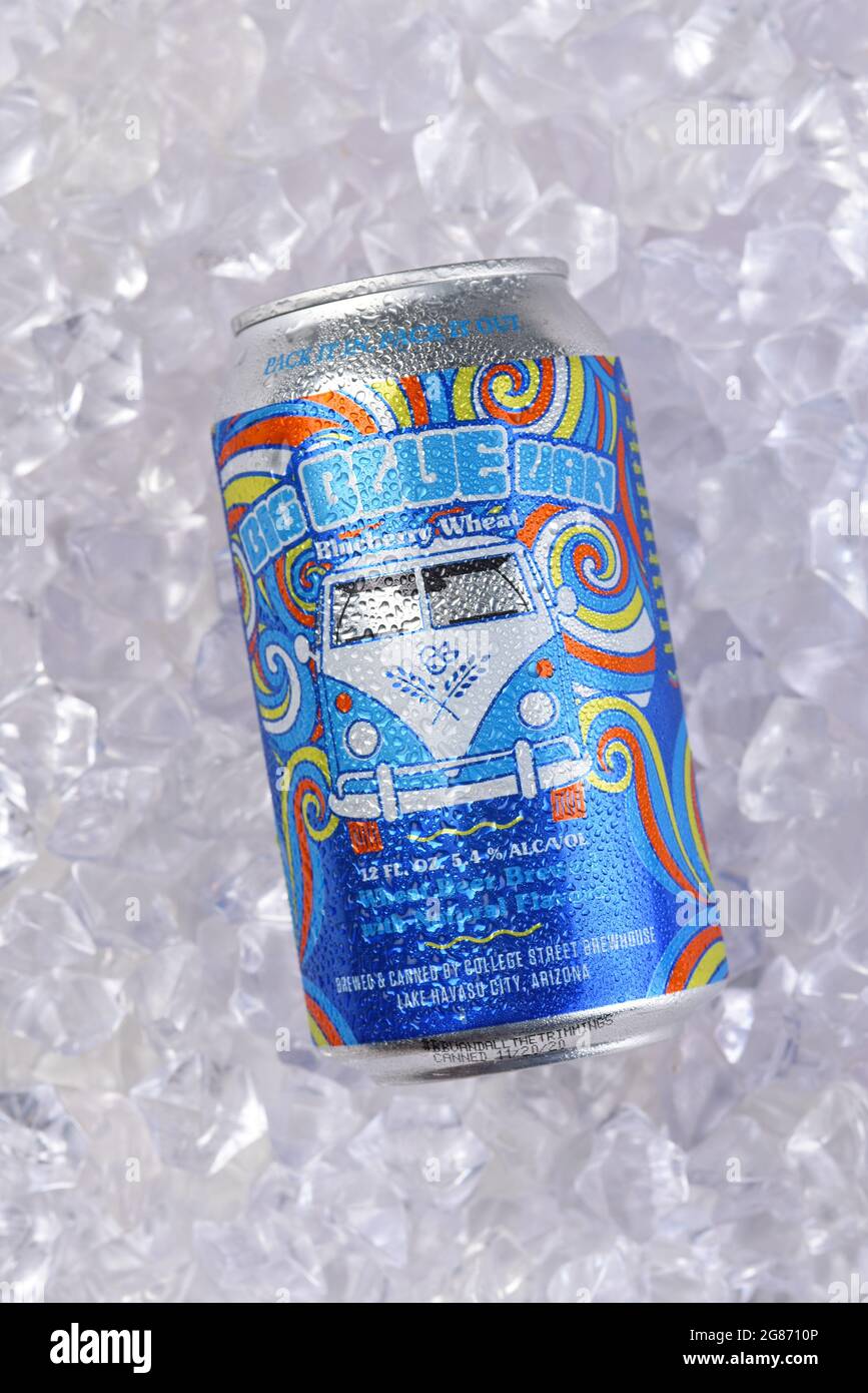 IRIVNE, CALIFORNIA - 17 LUGLIO 2021: Una lattina di Big Blue Van birra di grano mirtillo nel ghiaccio. Da College Street Brewhouse, Lake Havasu City, Arizona. Foto Stock