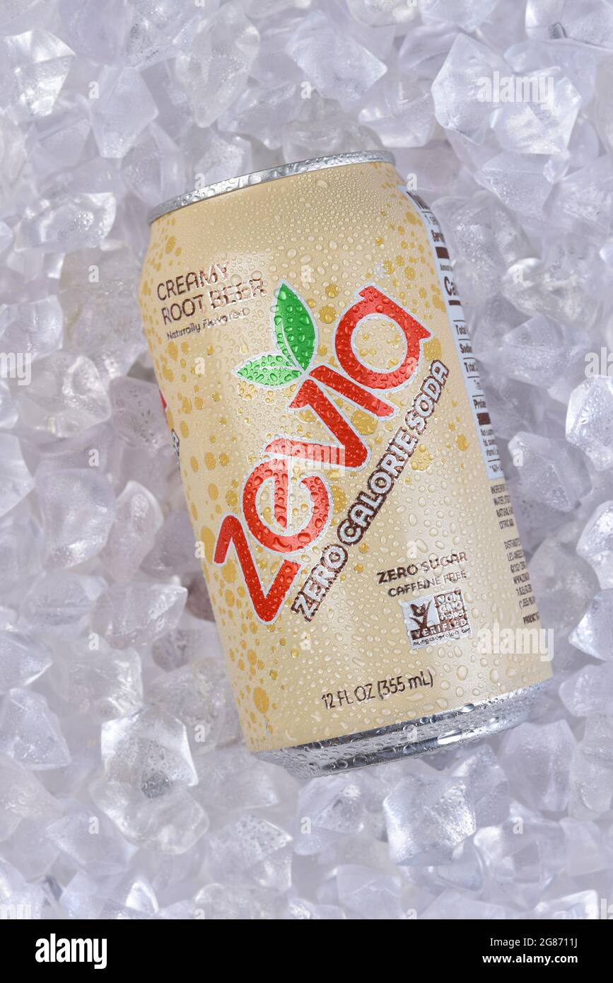 IRIVNE, CALIFORNIA - 17 LUGLIO 2021: Una lattina fredda di Zavia cremosa birra di radice Zero calorie Soda, in un letto di ghiaccio. Foto Stock