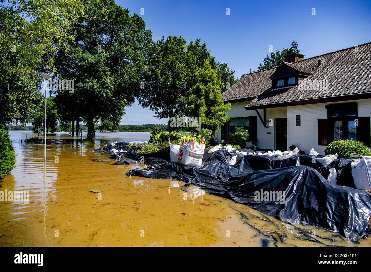 I Dykes costruirono per impedire alle acque di mare di inondare la città di Horn, provincia di Limburgo, Paesi Bassi, il 17 luglio 2021. La diga costruita con sacchi di sabbia ha rotto attraverso il sabato mattina. I residenti provano con tutto il loro potere proteggere la loro proprietà con i sandbags. Foto di Robin Utrecht/ABACAPRESS.COM Foto Stock