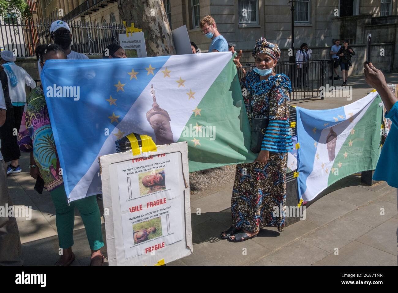 Londra, Regno Unito. 17 luglio 2021. I nigeriani continuano a protestare a Downing St per la liberazione del cittadino britannico Nnamdi Kanu, leader del popolo indigeno di Biafra (IPOB) e per la fine della violenza contro il popolo Biafran e di uno stato separato per le tre tribù della Nigeria, Igbo, Yoruba e Husa. Kanu, arrestato in Kenya il mese scorso ed estradato in Nigeria era fuggito dal paese nel 2015 dopo essere stato accusato di vari reati ed era vissuto nel sud di Londra. Il governo nigeriano sostiene di aver trasmesso le trasmissioni dall'estero incitando la violenza contro lo Stato. Peter Marshall/Alamy Live nuovo Foto Stock