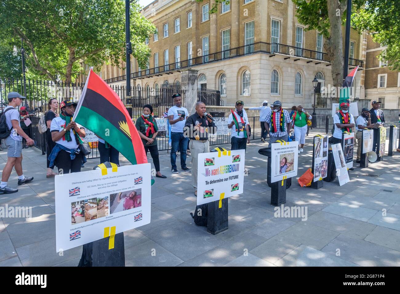 Londra, Regno Unito. 17 luglio 2021. I nigeriani continuano a protestare a Downing St per la liberazione del cittadino britannico Nnamdi Kanu, leader del popolo indigeno di Biafra (IPOB) e per la fine della violenza contro il popolo Biafran e di uno stato separato per le tre tribù della Nigeria, Igbo, Yoruba e Husa. Kanu, arrestato in Kenya il mese scorso ed estradato in Nigeria era fuggito dal paese nel 2015 dopo essere stato accusato di vari reati ed era vissuto nel sud di Londra. Il governo nigeriano sostiene di aver trasmesso le trasmissioni dall'estero incitando la violenza contro lo Stato. Peter Marshall/Alamy Live nuovo Foto Stock