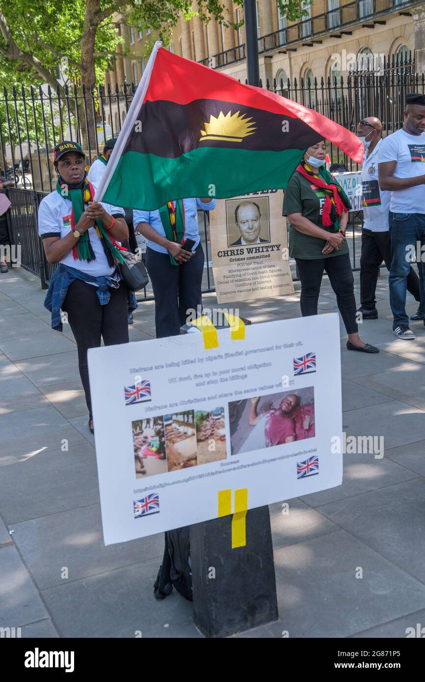 Londra, Regno Unito. 17 luglio 2021. I nigeriani continuano a protestare a Downing St per la liberazione del cittadino britannico Nnamdi Kanu, leader del popolo indigeno di Biafra (IPOB) e per la fine della violenza contro il popolo Biafran e di uno stato separato per le tre tribù della Nigeria, Igbo, Yoruba e Husa. Kanu, arrestato in Kenya il mese scorso ed estradato in Nigeria era fuggito dal paese nel 2015 dopo essere stato accusato di vari reati ed era vissuto nel sud di Londra. Il governo nigeriano sostiene di aver trasmesso le trasmissioni dall'estero incitando la violenza contro lo Stato. Peter Marshall/Alamy Live nuovo Foto Stock