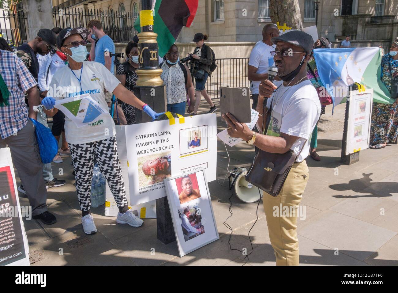 Londra, Regno Unito. 17 luglio 2021. I nigeriani continuano a protestare a Downing St per la liberazione del cittadino britannico Nnamdi Kanu, leader del popolo indigeno di Biafra (IPOB) e per la fine della violenza contro il popolo Biafran e di uno stato separato per le tre tribù della Nigeria, Igbo, Yoruba e Husa. Kanu, arrestato in Kenya il mese scorso ed estradato in Nigeria era fuggito dal paese nel 2015 dopo essere stato accusato di vari reati ed era vissuto nel sud di Londra. Il governo nigeriano sostiene di aver trasmesso le trasmissioni dall'estero incitando la violenza contro lo Stato. Peter Marshall/Alamy Live nuovo Foto Stock