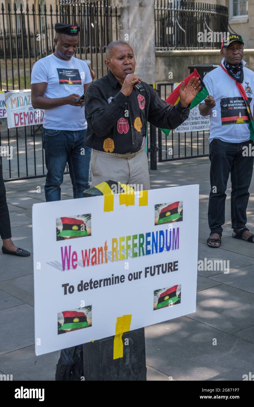 Londra, Regno Unito. 17 luglio 2021. I nigeriani continuano a protestare a Downing St per la liberazione del cittadino britannico Nnamdi Kanu, leader del popolo indigeno di Biafra (IPOB) e per la fine della violenza contro il popolo Biafran e di uno stato separato per le tre tribù della Nigeria, Igbo, Yoruba e Husa. Kanu, arrestato in Kenya il mese scorso ed estradato in Nigeria era fuggito dal paese nel 2015 dopo essere stato accusato di vari reati ed era vissuto nel sud di Londra. Il governo nigeriano sostiene di aver trasmesso le trasmissioni dall'estero incitando la violenza contro lo Stato. Peter Marshall/Alamy Live nuovo Foto Stock