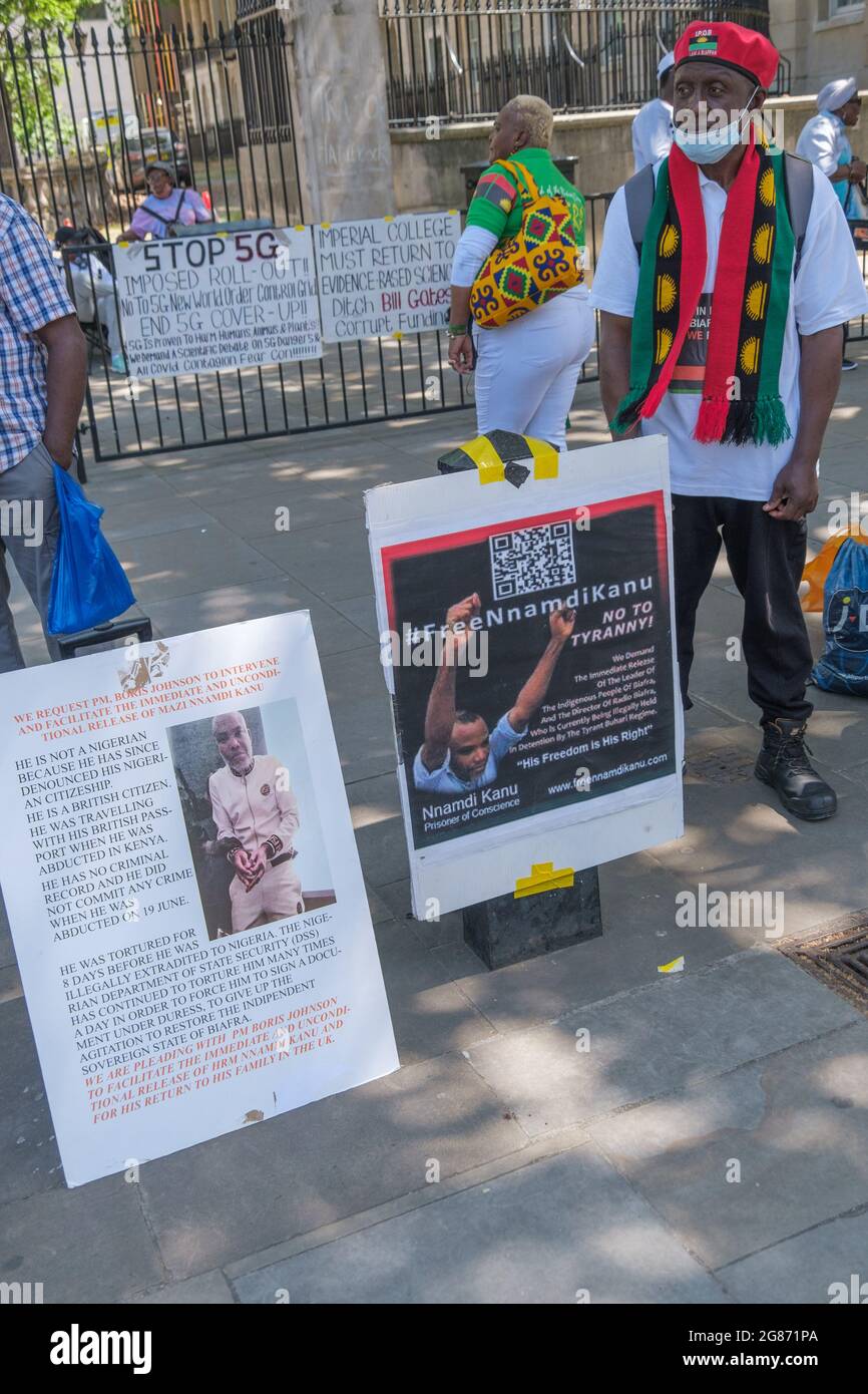 Londra, Regno Unito. 17 luglio 2021. I nigeriani continuano a protestare a Downing St per la liberazione del cittadino britannico Nnamdi Kanu, leader del popolo indigeno di Biafra (IPOB) e per la fine della violenza contro il popolo Biafran e di uno stato separato per le tre tribù della Nigeria, Igbo, Yoruba e Husa. Kanu, arrestato in Kenya il mese scorso ed estradato in Nigeria era fuggito dal paese nel 2015 dopo essere stato accusato di vari reati ed era vissuto nel sud di Londra. Il governo nigeriano sostiene di aver trasmesso le trasmissioni dall'estero incitando la violenza contro lo Stato. Peter Marshall/Alamy Live nuovo Foto Stock