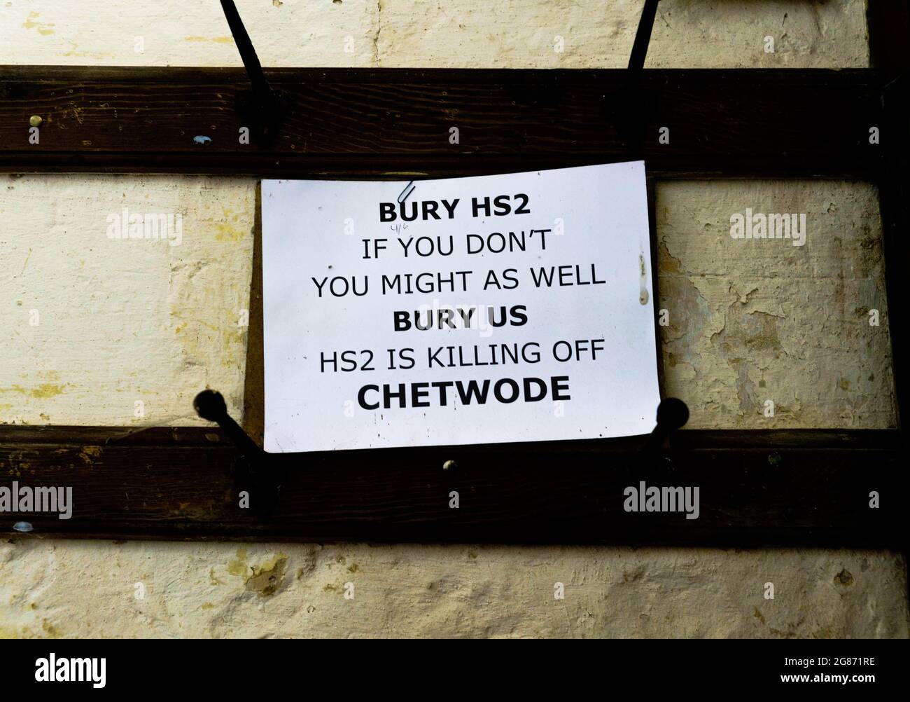 Poster anti-HS2 nella chiesa parrocchiale di Chetwode, Buckinghamshire. Foto Stock