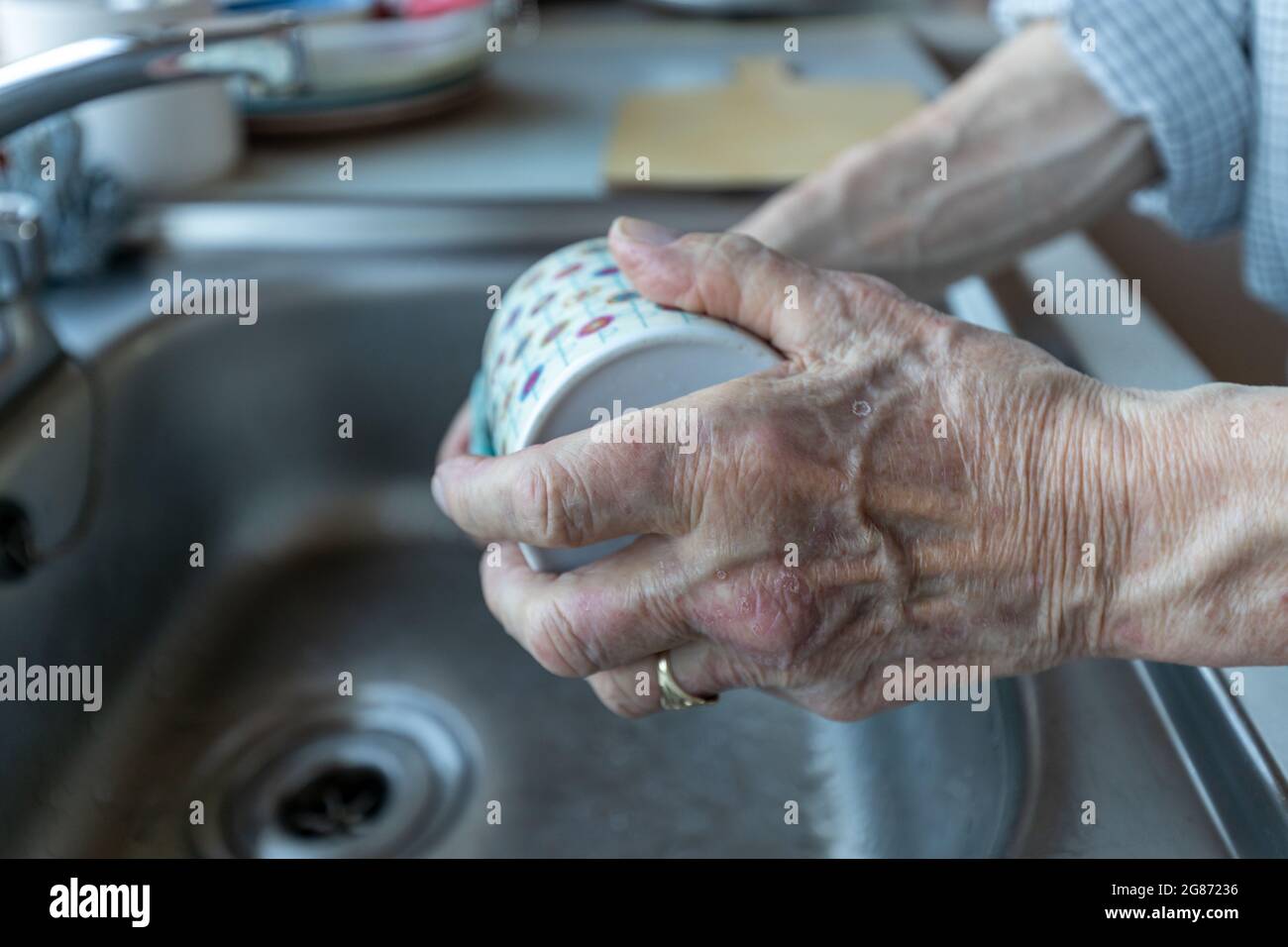 Mani di un maschio anziano Foto Stock
