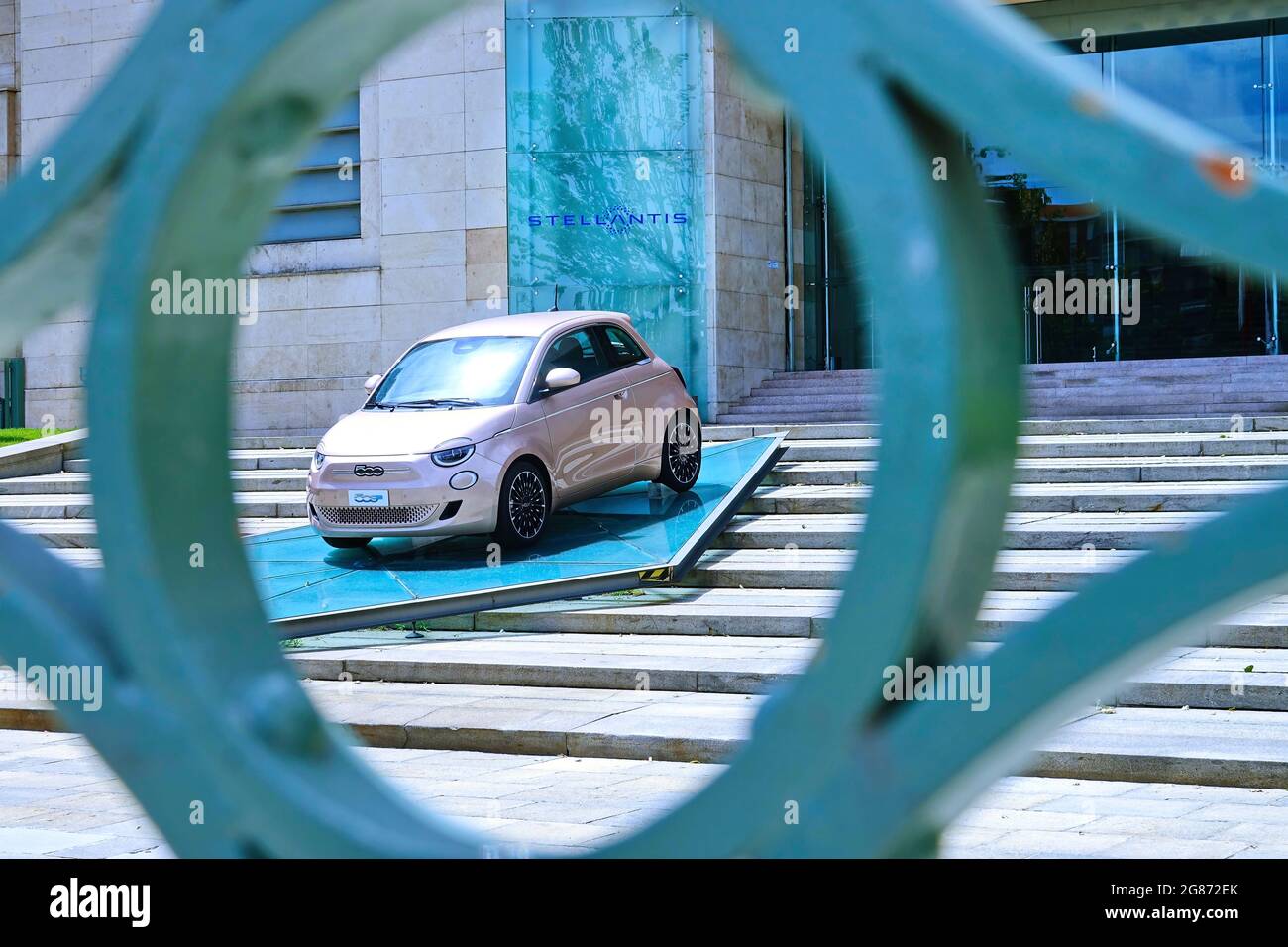 Facciata d'ingresso dello stabilimento Stellantis di Mirafiori. Torino, Italia - Luglio 2021 Foto Stock
