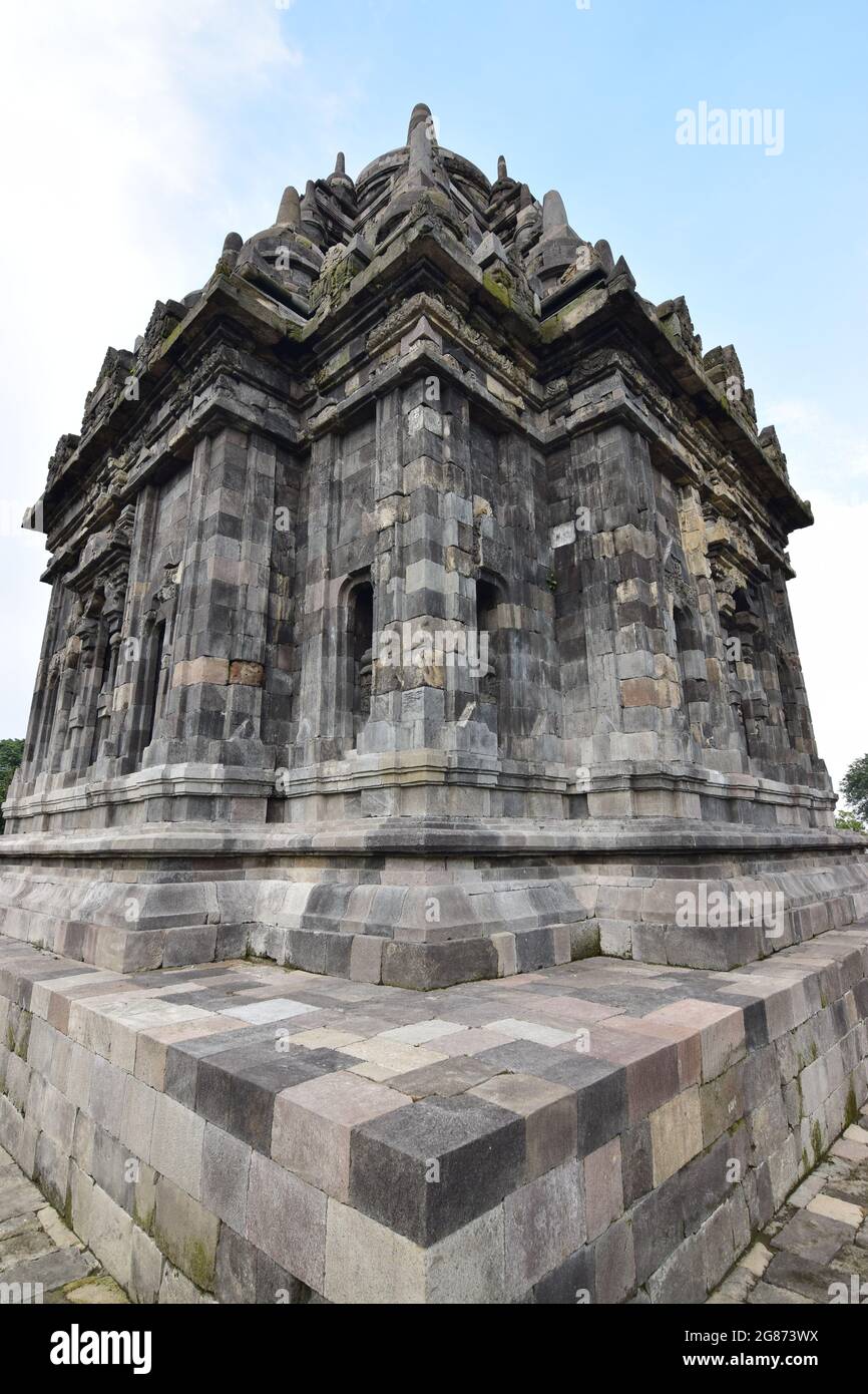 Uno dei tanti templi più piccoli dell'indù Candi Prambanan a Giava Foto Stock